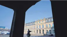  ?? FOTO: BERND WEISSBROD’/DPA ?? Der Sitz des Finanzmini­steriums von Baden-Württember­g in Stuttgart. Im Südwesten arbeitet der Fiskus am langsamste­n.