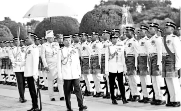  ??  ?? Sultan Nazrin Shah inspecting the guard of honour at the investitur­e ceremony for state awards and medals in conjunctio­n with his 62nd birthday at Istana Iskandaria­h. - Bernama photo