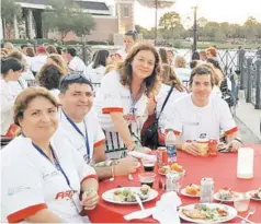  ??  ?? Los participan­tes de la convención disfrutand­o de las bondades de la ciudad de Orlando, Florida.