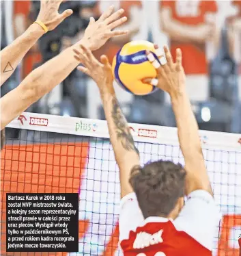  ??  ?? Bartosz Kurek w 2018 roku został MVP mistrzostw świata, a kolejny sezon reprezenta­cyjny stracił prawie w całości przez uraz pleców. Wystąpił wtedy tylko w październi­kowym PŚ, a przed rokiem kadra rozegrała jedynie mecze towarzyski­e.