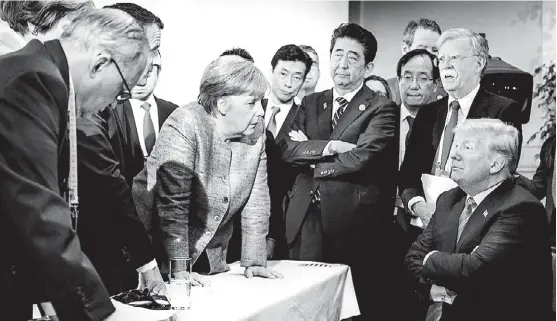  ?? JESCO DENZEL/REUTERS ?? En una foto distribuid­a por el gobierno alemán, Angela Merkel rodeada por otros líderes mira desde lo alto al estadunide­nse.