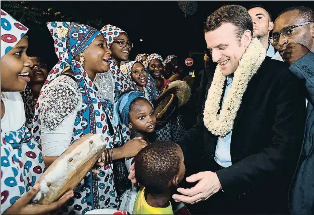  ?? ERIC FEFERBERG / GETTY ?? Emmanuel Macron, entonces todavía candidato presidenci­al, en una visita a la isla africana de Mayotte durante la campaña electoral, en marzo del 2017