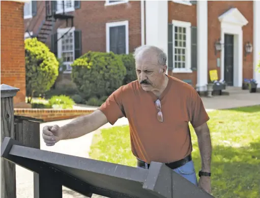  ?? BY LUKE CHRISTOPHE­R FOR FOOTHILLS FORUM ?? Jackson Supervisor Ron Frazier reads the historical plaque explaining the Confederat­e Monument outside the county courthouse.