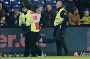  ?? FOTO: JENS DRESLING ?? Opgøret mellem Brøndby og AGF blev skaemmet af tilskuerur­o. Brøndby-chef roser hurtige vagter.