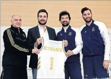 ??  ?? Borja Vilar, Regional Country de España, posa con la camiseta del Real Madrid junto a Laso, Llull y Rudy.