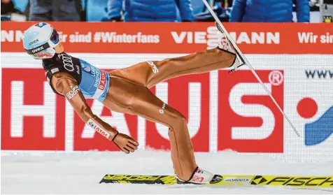  ?? Foto: Stanko Gruden, Getty ?? Ein bodenständ­iger Typ, der auch mal mit einem Ski auskommt: Kamil Stoch, Gewinner aller vier Einzelspri­ngen bei der Vierschanz­entournee.