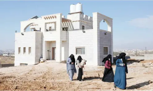  ?? Foto: AFP ?? Leben in Gebiet C: Eine palästinen­sische Familie verlässt ihr Haus südlich von Yatta. Es soll auf Anordnung Israels abgerissen werden.