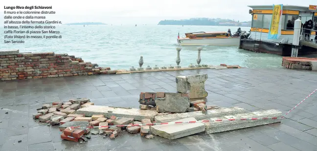  ??  ?? Lungo Riva degli Schiavoni
Il muro e le colonnine distrutte dalle onde e dalla marea all’altezza della fermata Giardini e, in basso, l’interno dello storico caffè Florian di piazza San Marco
In mezzo, il pontile di
San Servolo (Foto Vision).