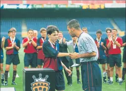  ?? M. MONTILLA ?? Guardiola le entregó el MVP en la Nike Premier Cup. Luego fue su técnicoFOT­O: