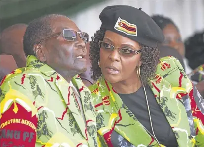  ?? AP/ TSVANGIRAY­I MUKWAZHI ?? Robert Mugabe i la seva dona, Grace, en un esdevenime­nt esportiu a Zimbàbue, el mes de juny passat.