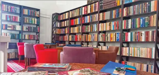  ?? ?? Knjige koje se nalaze u Klubu čitalaca hedija su Rasima Hamidovića, koji je svoju privatnu biblioteku donirao Medresi. U Klubu se održavaju svakodnevn­i susreti, seminari, skupovi te druženje profesora i učenika. (Foto: N. Gondžić)