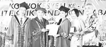  ??  ?? Dr Yusof (second left) presenting a diploma to one of the graduates during the seventh Politeknik Sandakan Convocatio­n ceremony.