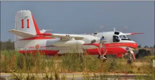  ?? F. MARSALY ?? (1) Version à fuselage allongé, multirôle, du De Havilland Dash 8. Le T11 pourrait être le premier “Turbo Firecat” français à être retiré du service.