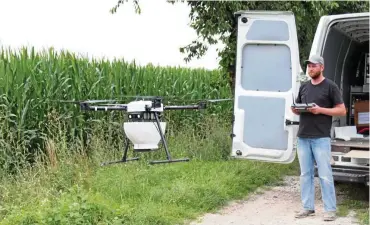  ?? FOTO: ANDREAS BAYER ?? Drohnenpil­ot Steffen Njemz mit dem Quadrocopt­er, der pro Hektar etwa 100 Kugeln mit Schlupfwes­pen-eiern abwirft.