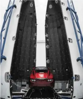  ?? FOTO PHOTO NEWS ?? Als cargo, in de kop van de raket, plaatste Musk een rode Tesla, zijn merk van elektrisch­e auto’s. “Voor de fun. Wanneer een raket wordt getest, steken ze er normaal iets doodsaai in.”
