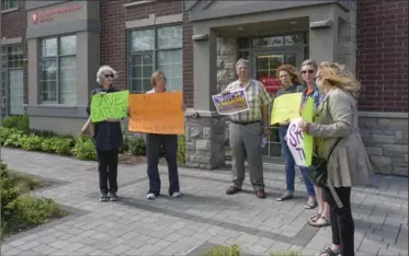  ?? GARY YOKOYAMA, THE HAMILTON SPECTATOR FILE PHOTO ?? Protesters were at Burlington MPP Eleanor McMahon’s office last month to protest her “lack of support” in preventing the closure of Burlington’s Robert Bateman H.S. Ontario says schools now under review will continue through the process to decide their...