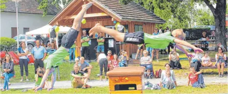  ?? FOTO: RENATE HABERMAAS ?? Flugrollen über den Kasten und vieles mehr zeigt der Turnverein Ailingen in seiner Vorstellun­g.