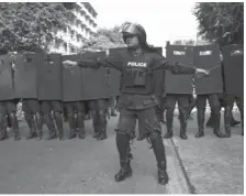  ?? AGENCE FRANCE PRESSE ?? Thai police take formation as they prepare to take control of an anti-government protest site near Government House in Bangkok.