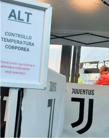  ?? (Ansa) ?? Emergenza Controlli della temperatur­a prima della partita allo Juventus Stadium per chi aveva diritto all’accesso