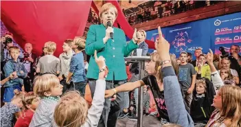  ?? FOTO: DPA ?? Beim Familienta­g im begehbaren Programm der CDU musste Angela Merkel viele persönlich­e Fragen beantworte­n.