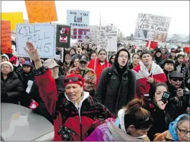  ?? Christina Ryan/calgary Herald ?? Tsuu T’ina Nation members protest against Bill 45, including Mavis da Silva, left, outside Stephen Harper’s office at Glenmore Landing on Monday.