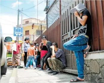  ?? GONZÁLEZ ?? Migrantes pidien refugio, pese al ambiente de insegurida­d/ADRIÁN