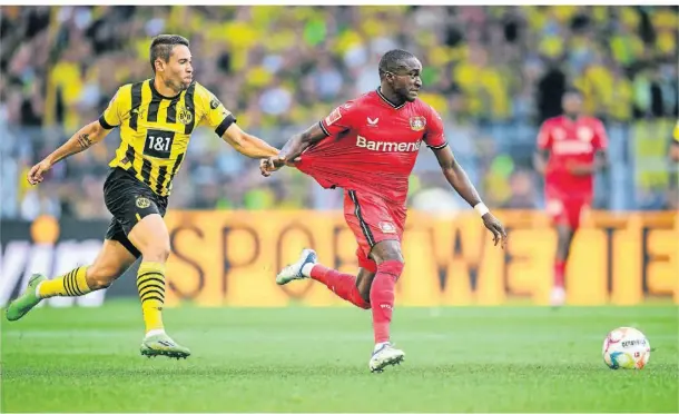  ?? FOTO: BAYER 04 ?? Dortmunds Raphael Guerreiro (l.) kann Leverkusen­s Moussa Diaby beim 1:0-Hinspielsi­eg seines BVB nur mit einem Foul stoppen.