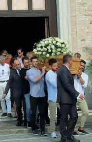  ??  ?? lL’addio Il funerale di Marco. Gli amici portano la bara