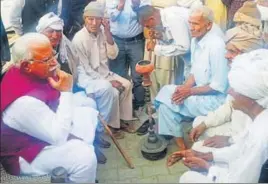  ?? MANOJ DHAKA/HT ?? Chief minister Manohar Lal Khattar talking to Jats at Rohtak’s Jassia on Monday .