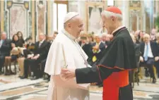  ??  ?? El papa Francisco con el cardenal Donald Wuerl (der.), durante una reunión en el Vaticano en 2015. Wuerl está acusado de proteger a sacerdotes pederastas en EU.