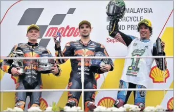  ??  ?? EN EL PODIO. Morbidelli acabó tercero en Sepang por detrás de los dos pilotos de KTM.