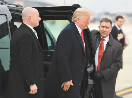  ?? JIM WATSON AGENCE FRANCE-PRESSE ?? Donald Trump sur le point de monter à bord de l’avion présidenti­el en direction de Nashville, au Tennesse, le 8 janvier