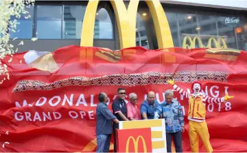  ??  ?? (From left) Sarawak Education Department students affairs director assistant head Jaya Uki, Azmir, Abdul Wahap, McDonald Malaysia consultant Dato Mohammed Nasir Rakhir, DBKU director Morshidi Ahmad and McDonald mascot Ronald McDonald launch the remodelled McDonald Padungan restaurant.