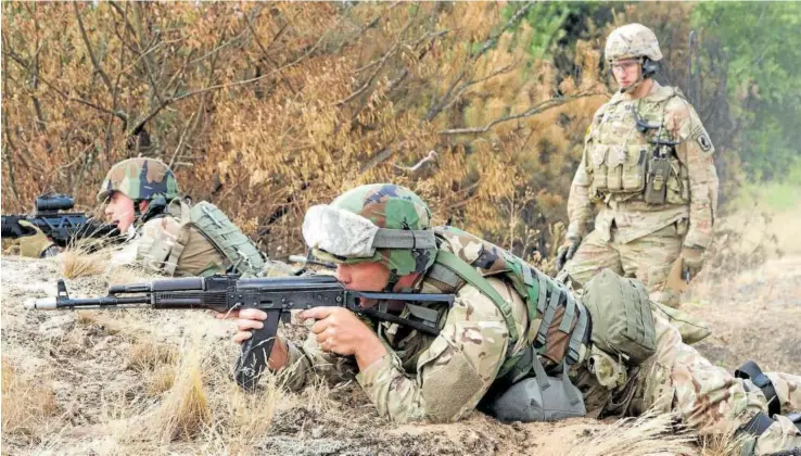  ?? Foto: E. P. ?? Soldados ucranianos se preparan para la contraofen­siva durante unos ejercicios militares.