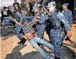  ?? FOTO: DPA ?? Polizisten in Malé nehmen einen Demonstran­ten fest.