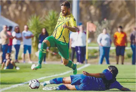  ??  ?? Miguel Cardoso, a deixar para trás Tiago Gomes, foi o autor do único golo do jogo