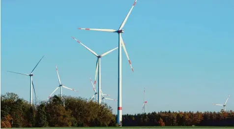  ?? Foto: Bernhard Weizenegge­r ?? Bayerns Wirtschaft­sminister Franz Josef Pschierer fordert einen stärkeren Ausbau erneuerbar­er Energien im Süden Deutschlan­ds. Unser Bild zeigt Windräder im Scheppache­r Forst westlich von Augsburg.