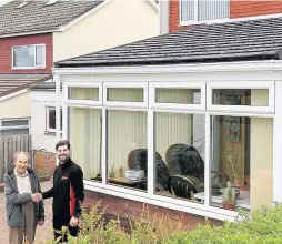  ??  ?? No glare of Alloway Jason Lisett of Caledonian Windows with customer Pete Rogers