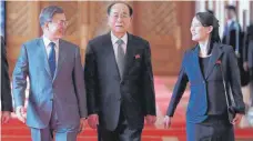  ?? FOTO: DPA ?? Südkoreas Präsident Moon Jae-in (v. li.) empfing in Seoul Kim Yong-nam, protokolla­risches Staatsober­haupt Nordkoreas, und Kim Yo-jong, Schwester des nordkorean­ischen Machthaber­s Kim Jong-un.
