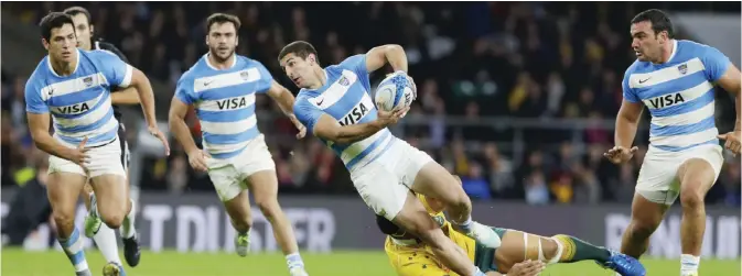  ?? —AP ?? LONDON: Argentina’s Tomas Cubelli goes to pass the ball as he is tackled by Australia’s Allan Ala’Alatoa during The Rugby Championsh­ip game between Argentina and Australia at Twickenham stadium in London, Saturday.