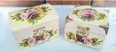  ??  ?? Jewellery boxes featuring roses based on the Braunston tradition.