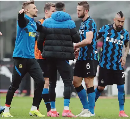  ??  ?? I giocatori dell’Inter festeggian­o la vittoria per 3-0 sul Milan nel derby di domenica