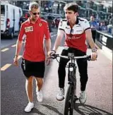  ??  ?? Erste Gespräche in der Boxengasse: Sebastian Vettel (links) und Charles Leclerc. Foto: Reuters