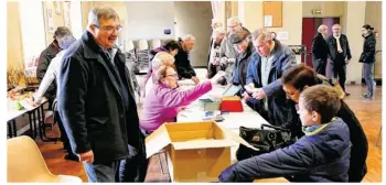  ??  ?? Les jeunes sont curieux de connaître le contenu des sachets.