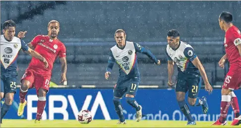  ??  ?? El delantero yucateco Henry Martín (21), autor del primer gol de la Copa por México, va hacia el esférico ayer por la noche, en el segundo partido del torneo de pretempora­da