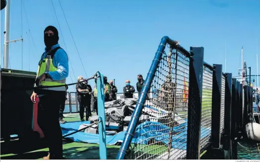  ?? LOURDES DE VICENTE ?? Policías y agentes de Aduanas a bordo del buque ‘Fulmar’ posan con la tonelada de cocaína incautada.