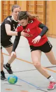  ?? Foto: Hans Eberle ?? Knapper Derbysieg für die Handballer­innen des TSV Aichach gegen den Vorletzten der Bezirksobe­rliga aus Friedberg: Hier setzt sich die Aichacheri­n Marleen Bscheider durch.