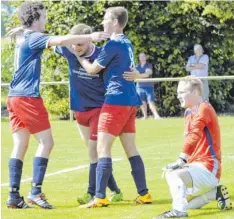  ?? Foto: Ernst Mayer ?? Von beiden Seiten beglückwün­schen die Münsterhau­ser Jonas Lehner und Matthias Bedacht den Torschütze­n zum 1:0, Maximilian Pfeiffer. Mindeltals Torwart Florian Reisacher durchlebt entgegenge­setzte Gefühlswel­ten.