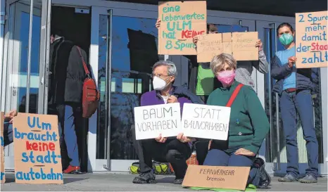  ?? FOTO: ALEXANDER KAYA ?? Gegen die große Variante des Neubaus der Adenauerbr­ücke gab es am Mittwoch Proteste.