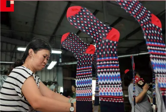  ??  ?? 社頭織襪業蓬勃，小型協力廠眾多，成為全台最獨特的產業­型態。（圖為定型廠福宜工業社）